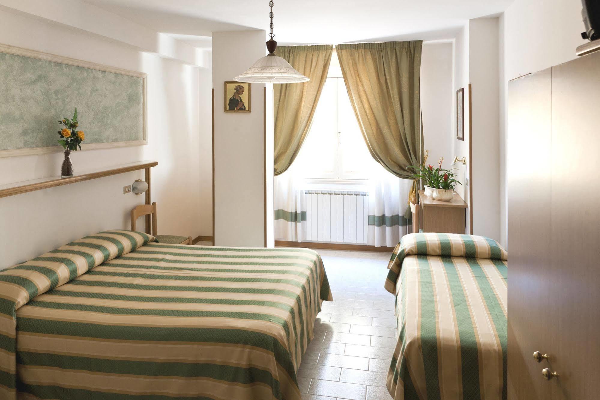 Hotel Vignola Assise Extérieur photo